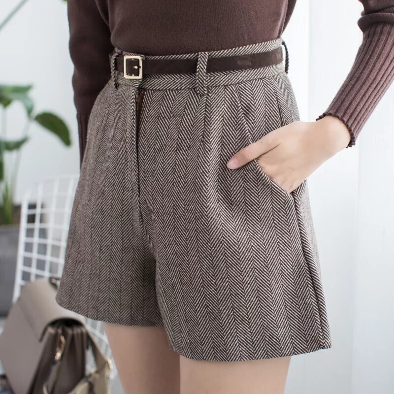 Женские шорты зима. Шорты теплые женские. Зимние шорты. Классические шорты женские. Женские шорты зима.