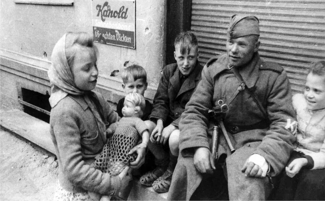 Фото детей во время войны. Полевые кухни в Берлине 1945г. Советские солдаты и дети в Германии. Германия 1945 немцы дети солдаты.