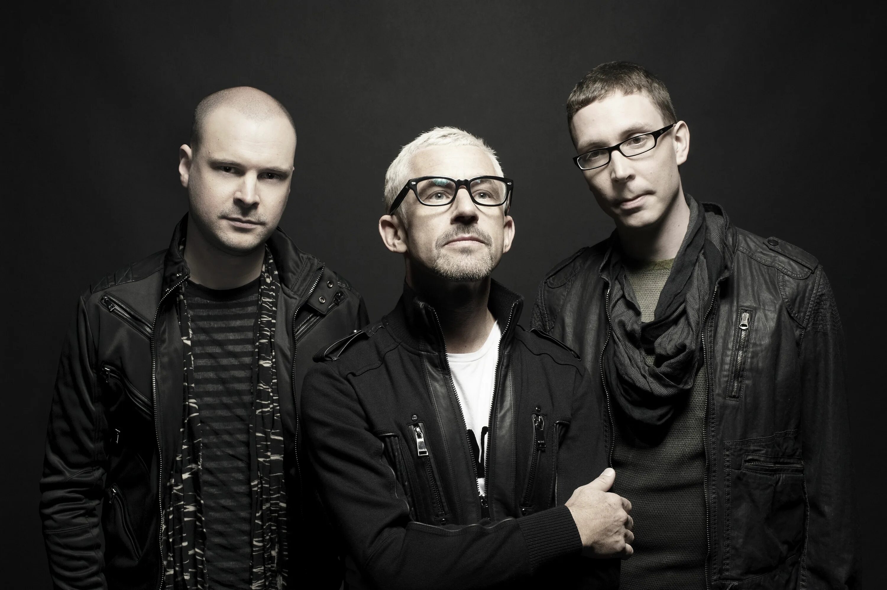 Less beyond. Группа above &amp; beyond. джонатан грант above beyond. above &amp; beyond band. above beyond вокалистки.