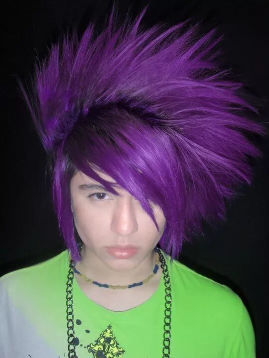 Эмо бомба. Парень с фиолетовыми волосами. Фиолетовый цвет волос у мужчин. Фиолетовые волосы у мужчин. Мальчик с фиолетовыми волосами.