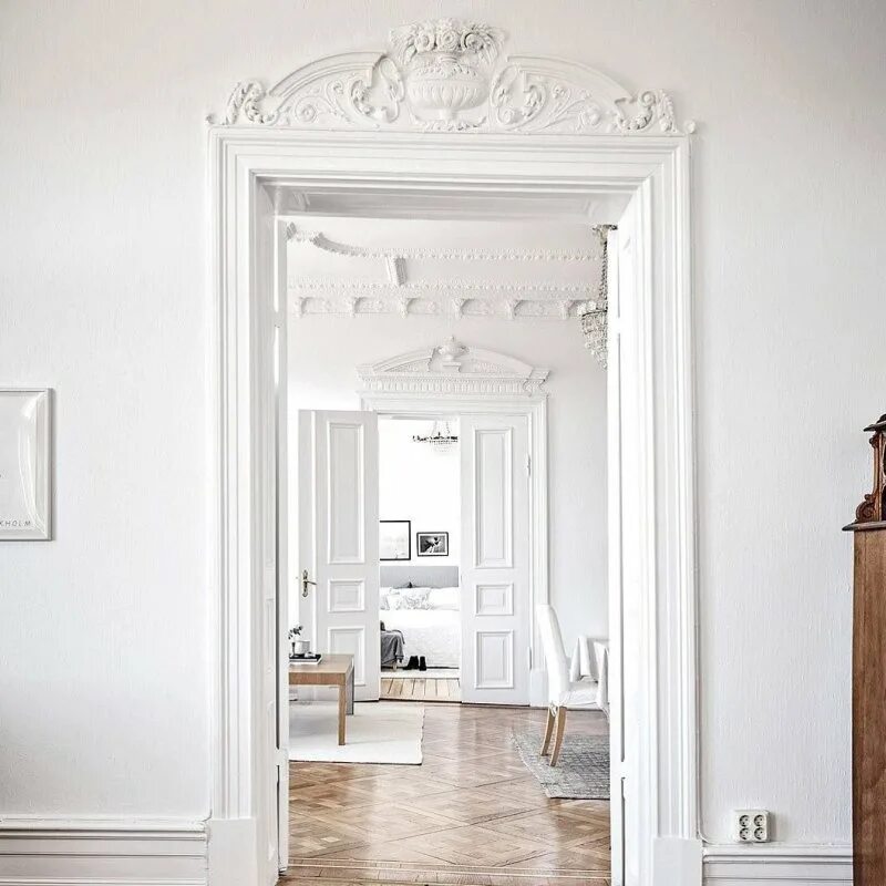 Полуколонна европласт в интерьере. Лепнина орак декор в интерьере. Молдинги для стен. Обрамление из полиуретана. Молдинги европласт в интерьере.