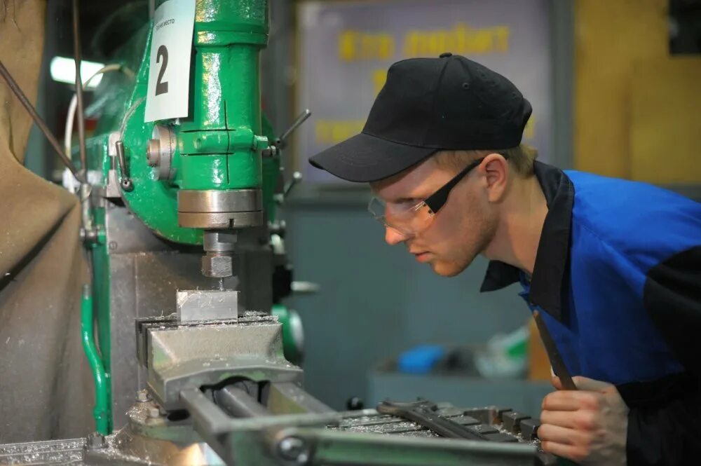 Сулейманов газпром уренгой. Слесарь ремонтник. Слесарь электрик. Техникум на слесаря. Слесарь чебоксары.