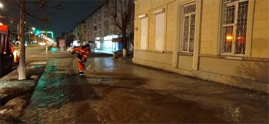 Тротуар. Уборка улиц от снега. Гололед фото. Дороги в городе. Выйти на улицу ночью 2 августа