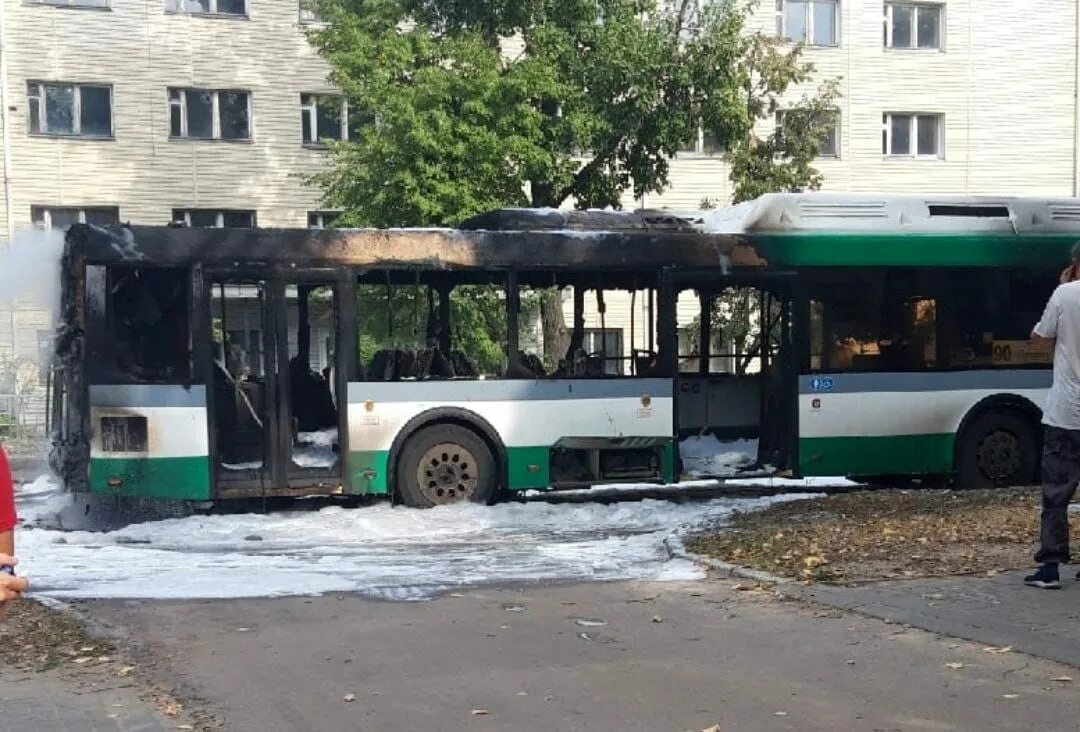 Автобусы воронеж изменения. Загорелся 90 автобус в Воронеже. 90 Автобус Воронеж сгорел. Воронеж взорвался автобус ЛИАЗ. Маршрут 90 автобуса Воронеж.