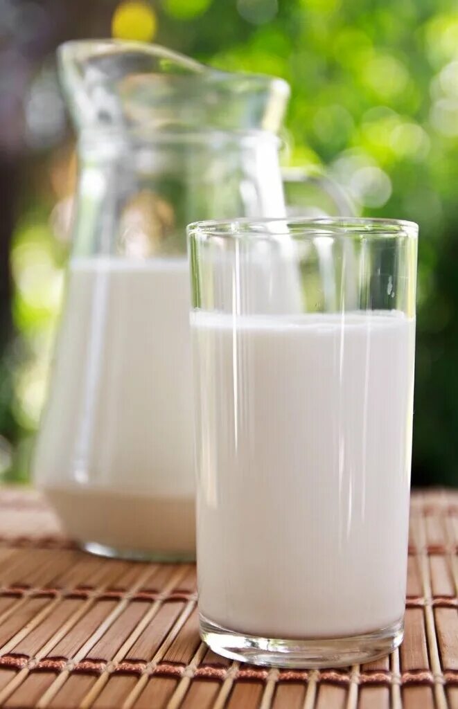 Молоко. Молочные продукты. Натуральные молочные продукты. Стакан молока. Milk and water