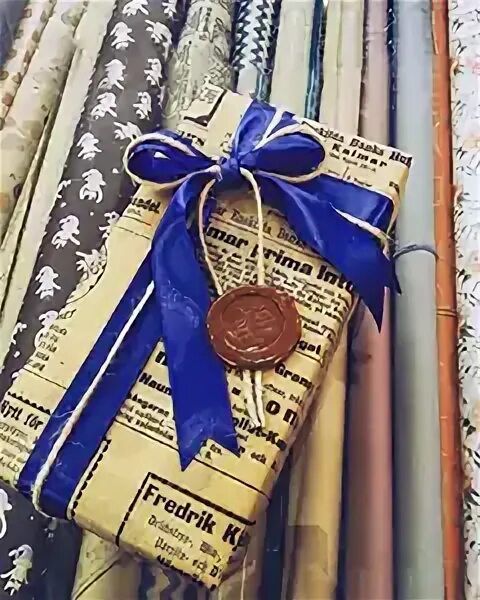 Завернуть книгу в бумагу. Нужно упаковать несколько книг если их. Задача про книги. Подарки и упаковка. Бумага для упаковки подарков.