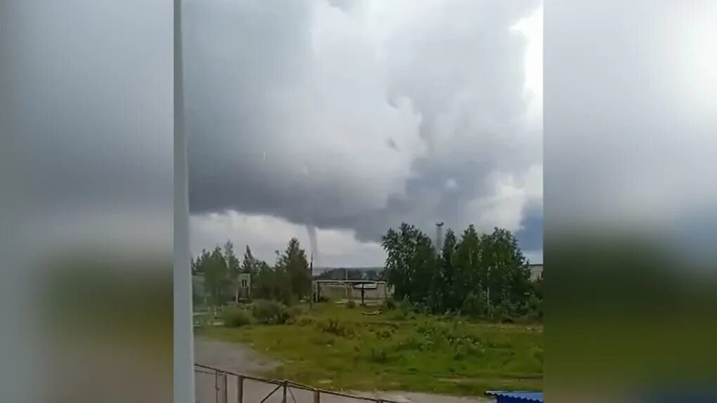 Торнадо пермь. Торнадо в добрянке пермский край. смерч в добрянке. смерч в пермском крае. смерч на каме.