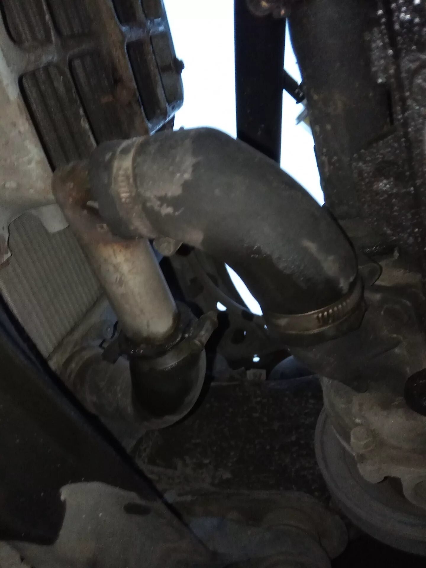 Замена нижнего патрубка радиатора. Ford патрубок печки выпуск. Нижний шланг радиатора киа спектра. Патрубок радиатора форд фокус 2 1. Замена нижнего патрубка радиатора.