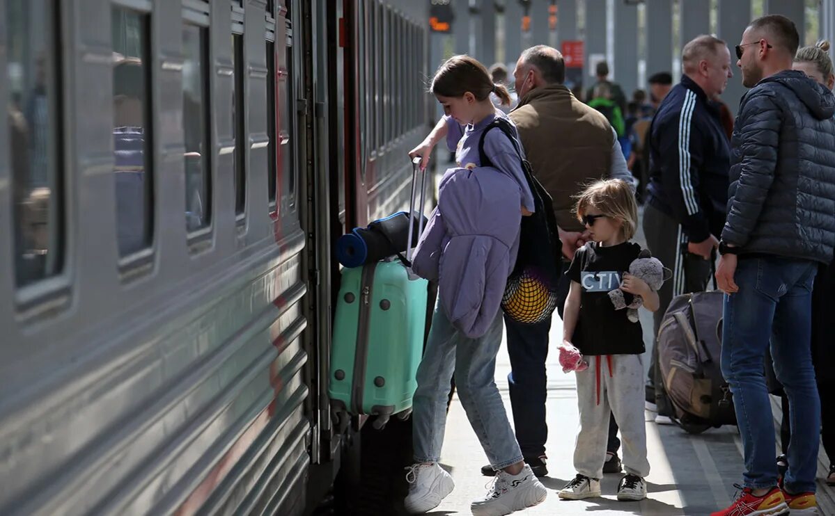 Счастливый ребенок у поезда. Путешествие на поезде семьей. Ржд для многодетных 2024. Ржд для многодетных 2024. Ржд для многодетных 2024.