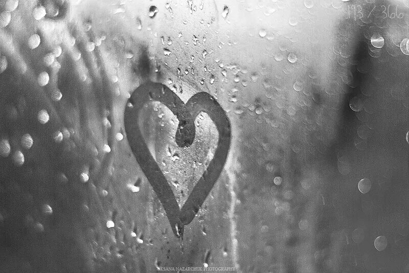 сердечки под дождем. сердечко на стекле машины. сердце на мокром стекле. красивый фон для портрета. сердце на запотевшем стекле.