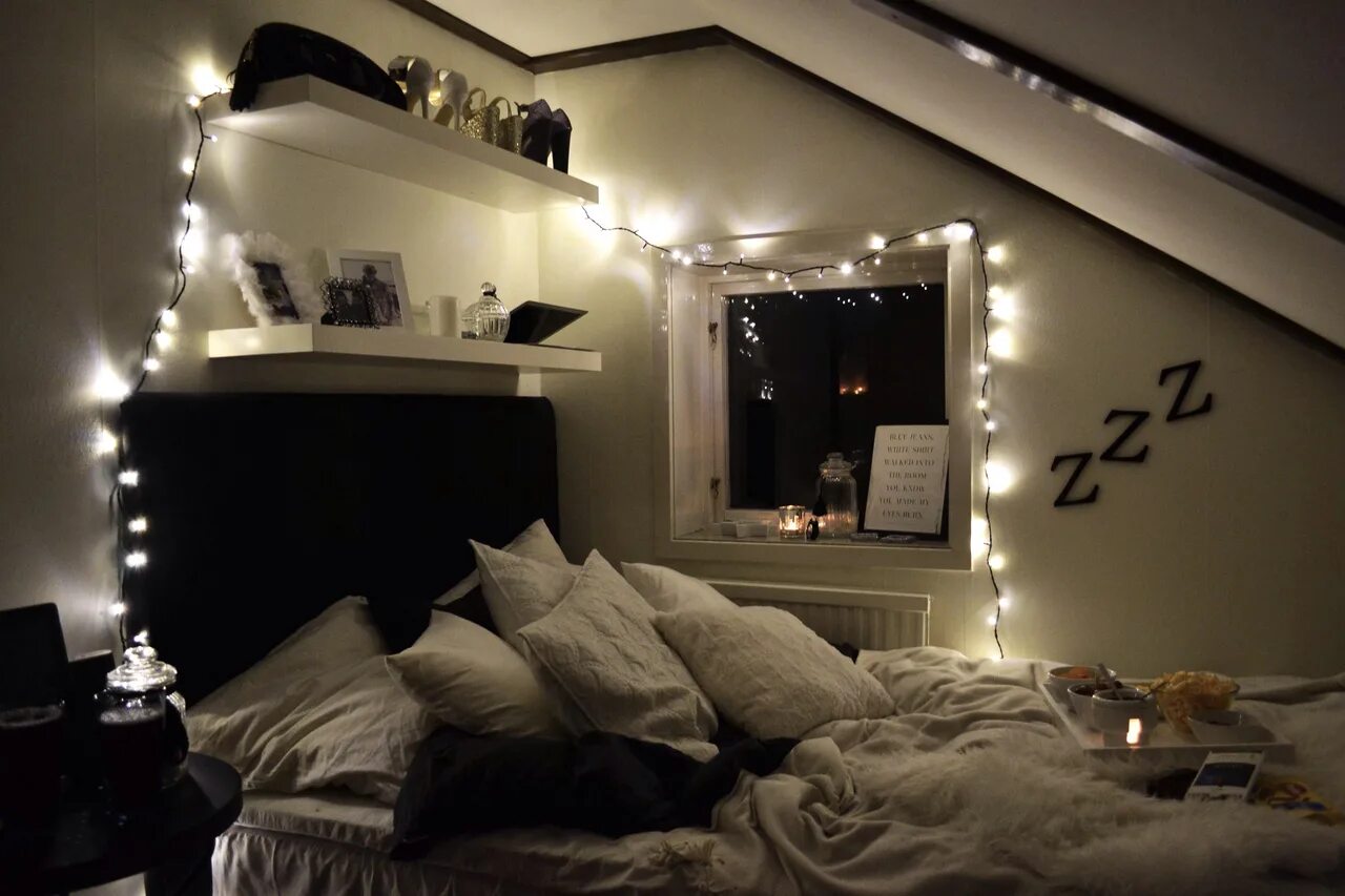 Комната вечером. Уютная комната ночью. Домик из одеял. Эстетическая спальня. Комната для романтического вечера.