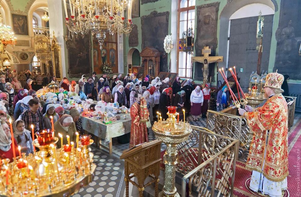 Что несут в церковь на радоницу. Радоница богослужение. церковь курганинск радоница. радоница панихида. радоница служба в церкви.