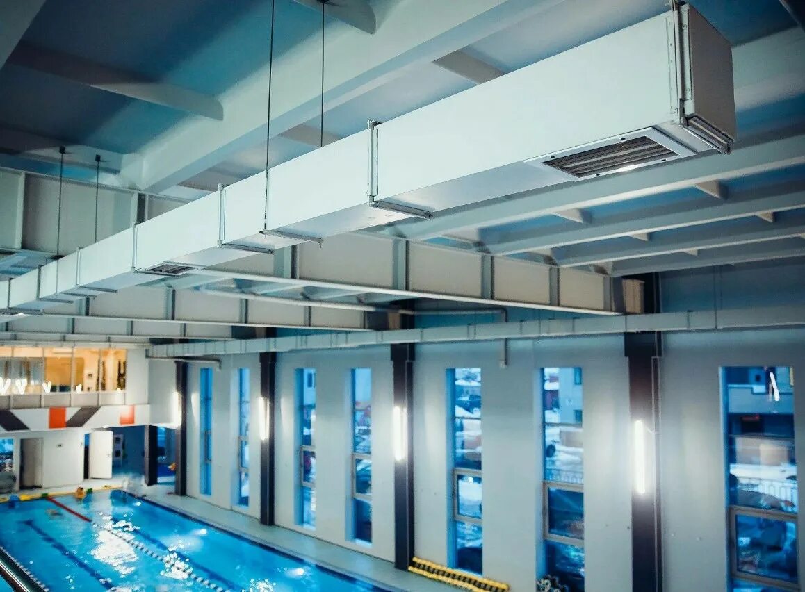 Проектирование и монтаж вентиляции vekunion msk. Воздуховоды в бассейне. Система вентиляции бассейна. Кондиционирование в бассейне. Вентиляция бассейна воздуховоды.