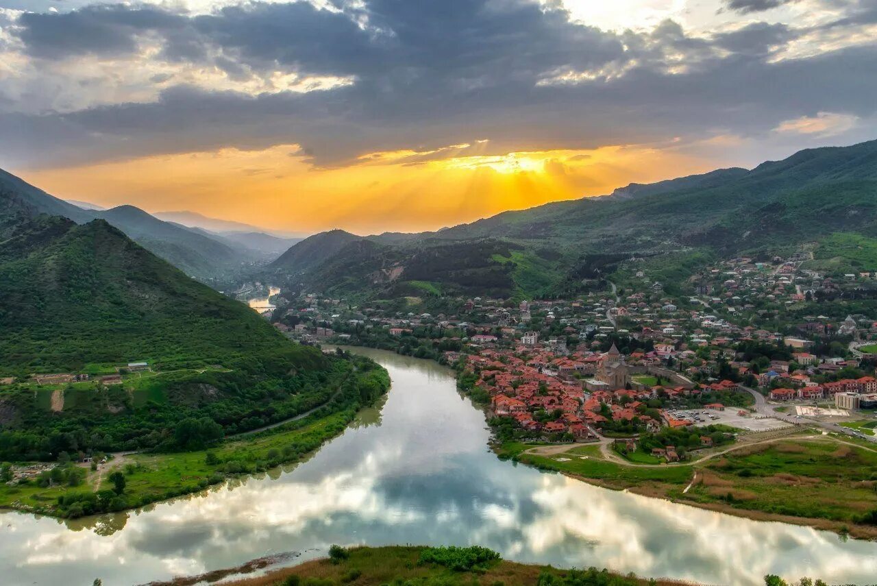Самые красивые грузии. Mtskheta Грузия. Грузия Тбилиси природа. Мцхета-Мтианети. Слияние двух рек в Грузии Мцхета.