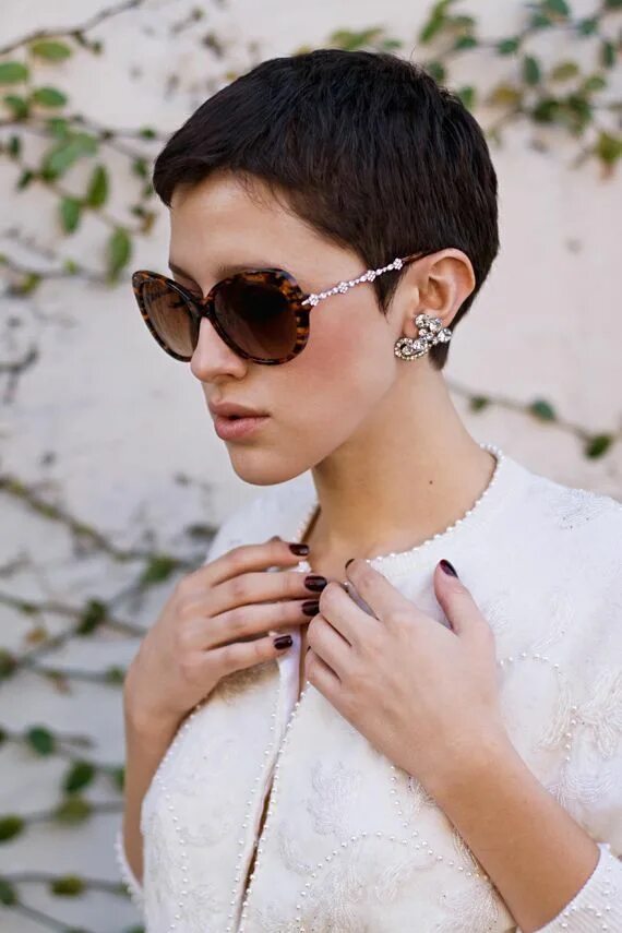 Девушки с короткими волосами в очках. Девушка в очках. Стрижки пикси с длинной челкой для женщин. Блондинка с короткой стрижкой. Девушка с короткой стрижкой в очках.