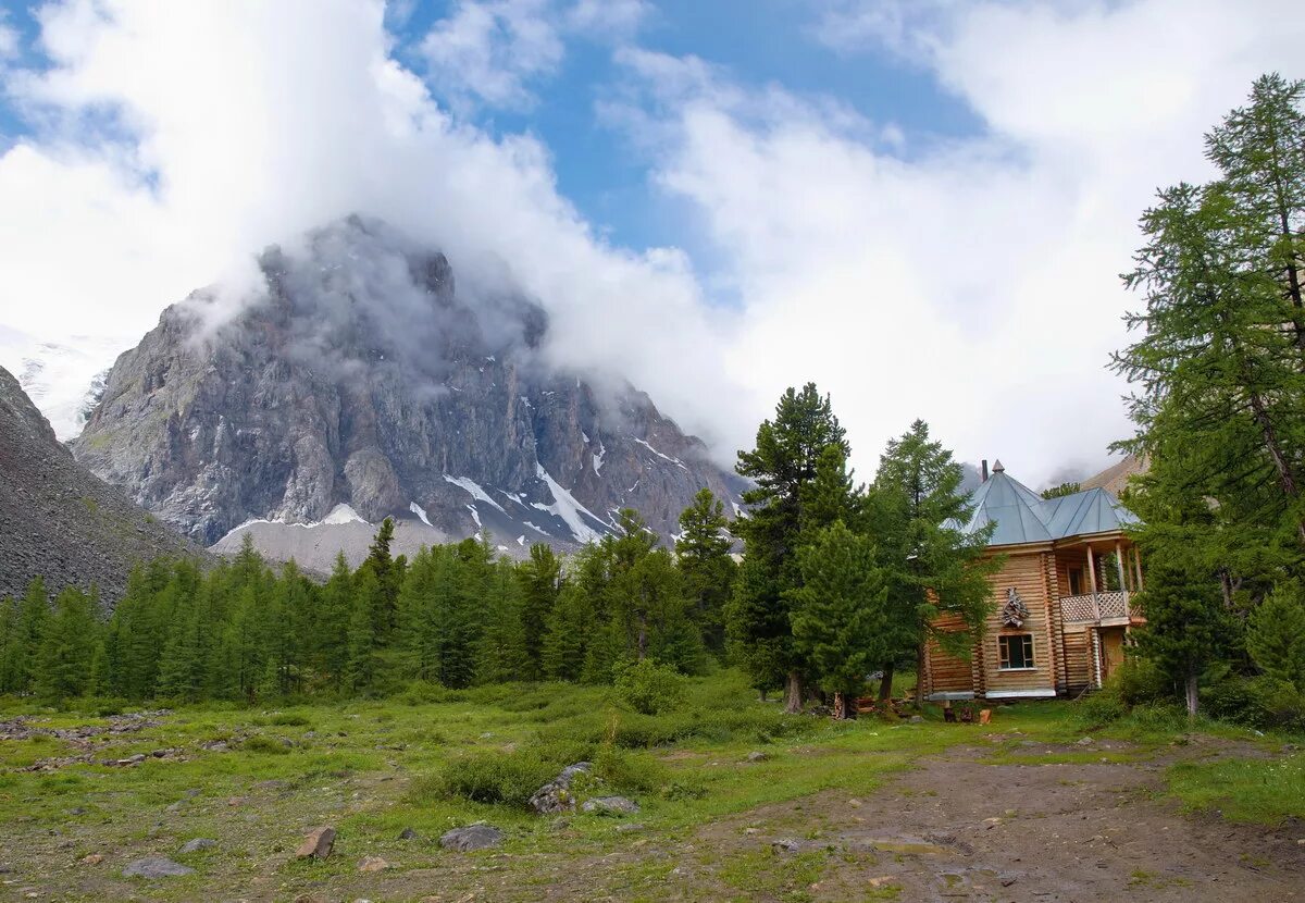 Актру горный алтай база. Альпийский лагерь безенги. Горный лагерь безенги. Безенги альплагерь. Мать гора уллу тау.