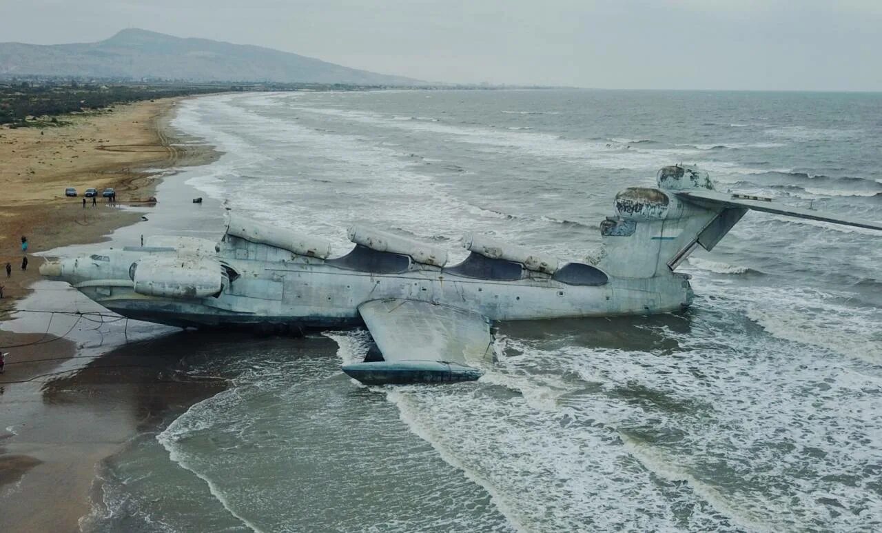 Экраноплан лунь дербент 2020. Каспийск самолет на море. Каспийск самолет на море. Каспийский монстр экраноплан лунь. Аэроплан лунь в дербенте.