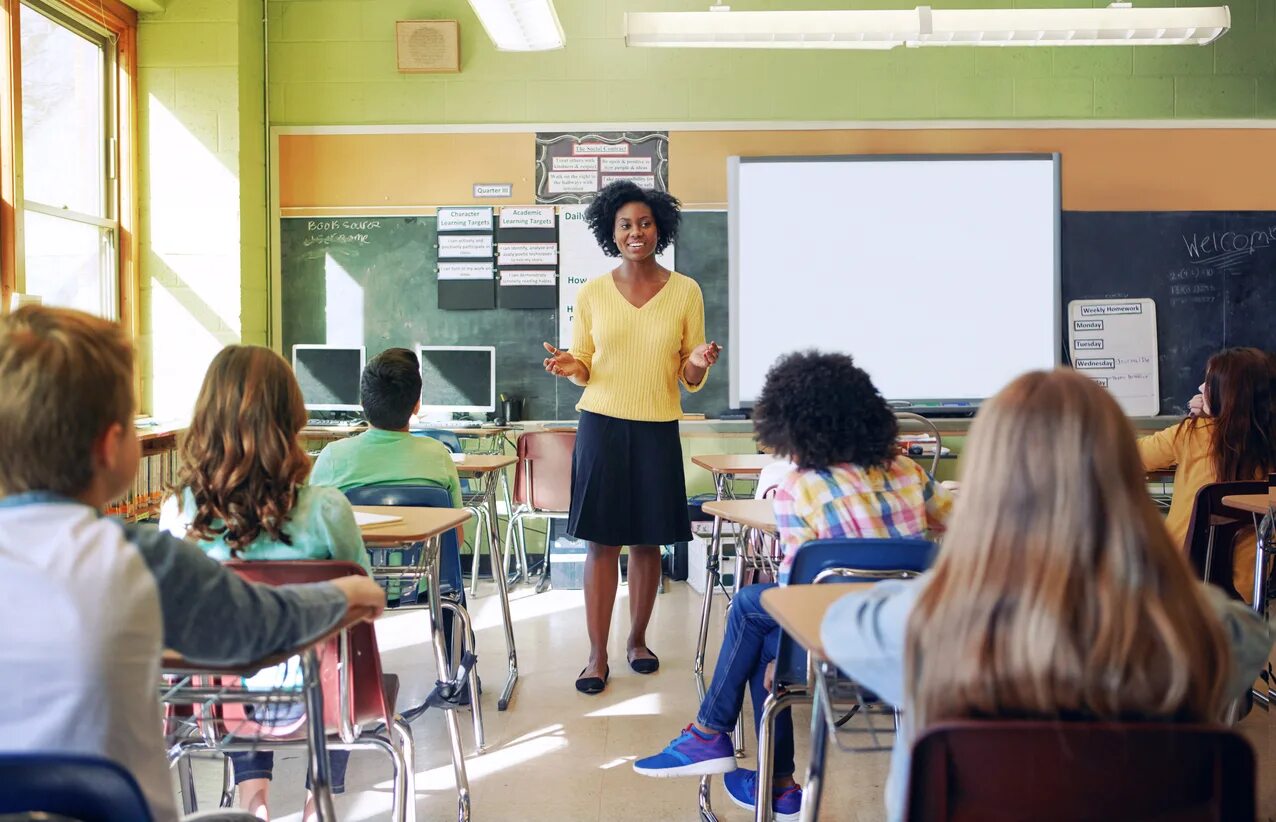 Class help work. Classroom teacher. ру in the classroom. teacher in the classroom. учитель helpme.