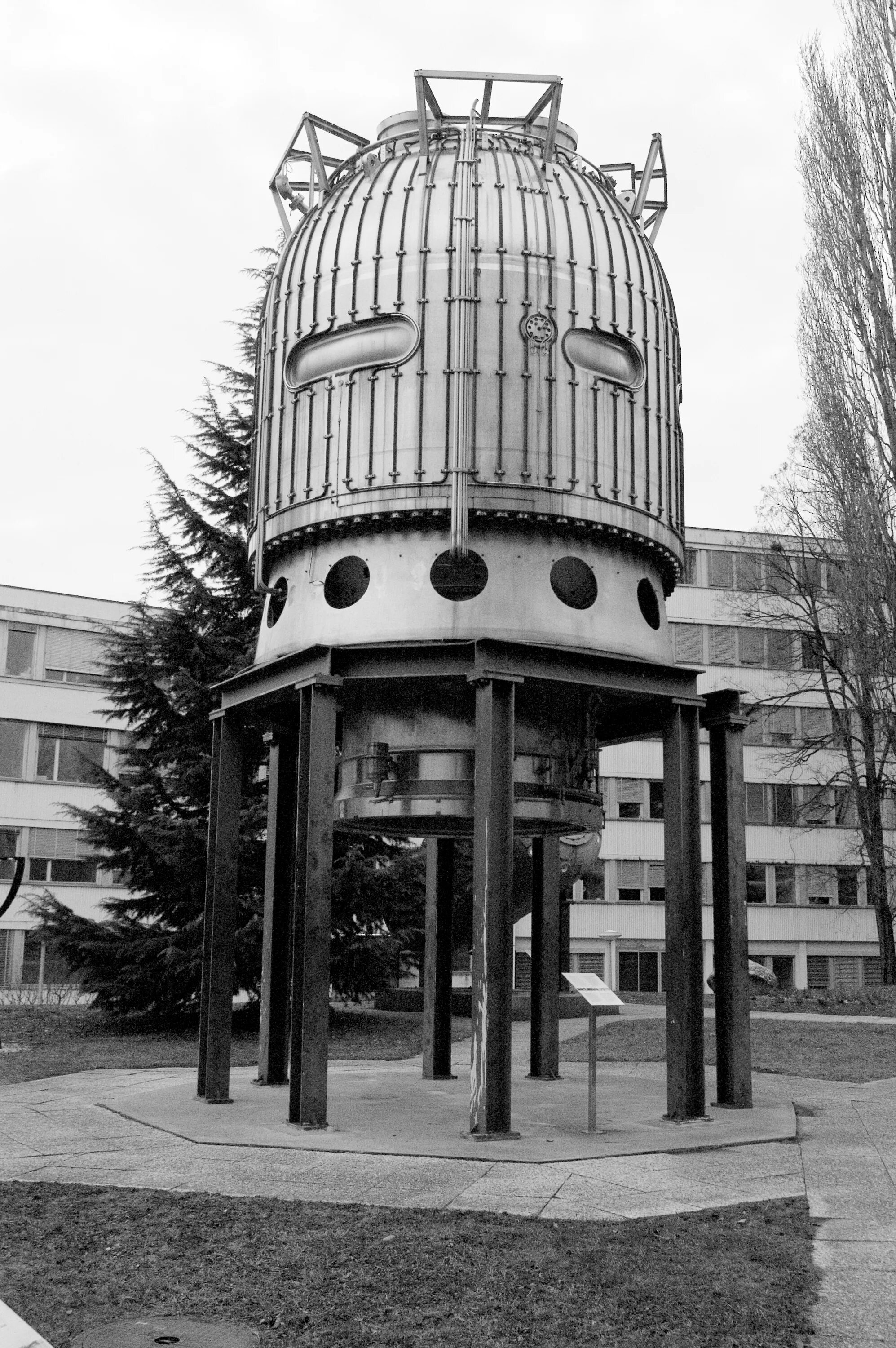 Пузырьковая камера 1952 год. Первая пузырьковая камера. Треки частиц в камере вильсона. Глейзер пузырьковая камера. Пузырьковая камера процесс.