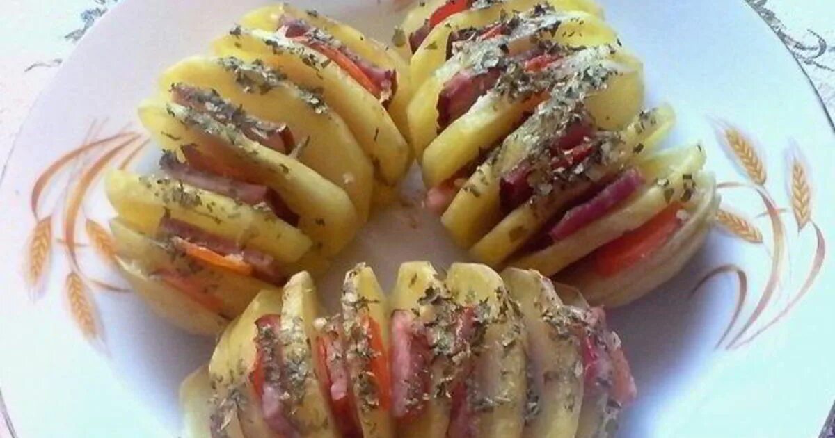 Картофель в духовке с ветчиной и сыром. Картошка с ветчиной в духовке. картошка с ветчиной и сыром в духовке. картофель с ветчиной и сыром в духовке. картофель с ветчиной в духовке.