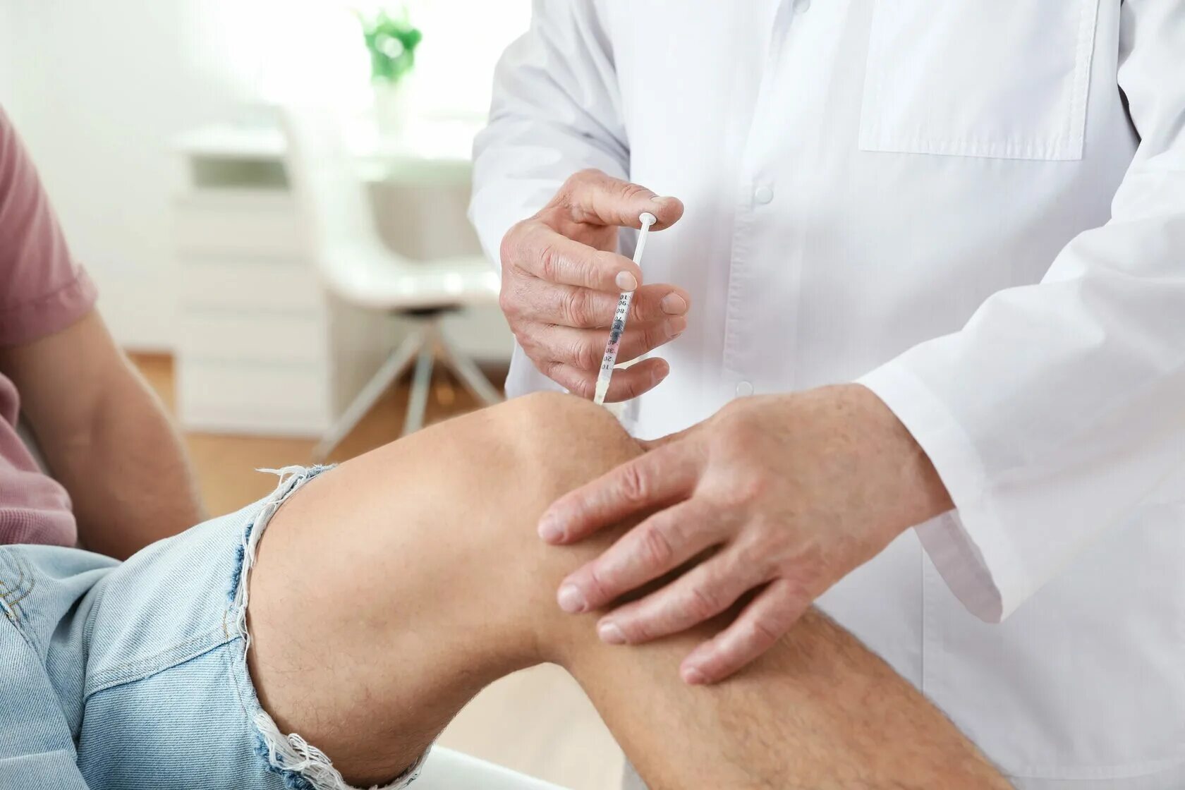 PRP терапия коленного сустава. Инъекция в коленный сустав. Медицина лечения суставов