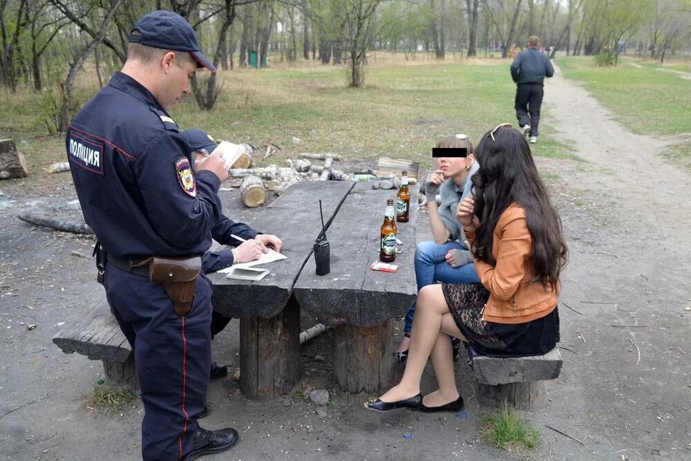 Нетрезвый в общественном месте статья. Распитие спиртных напитков в общественном месте. распитие алкоголя в общественных местах. распитие напитков в общественном месте. пьянство на улице.