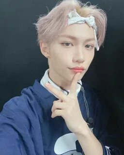Какого цвета глаза феликса из stray kids