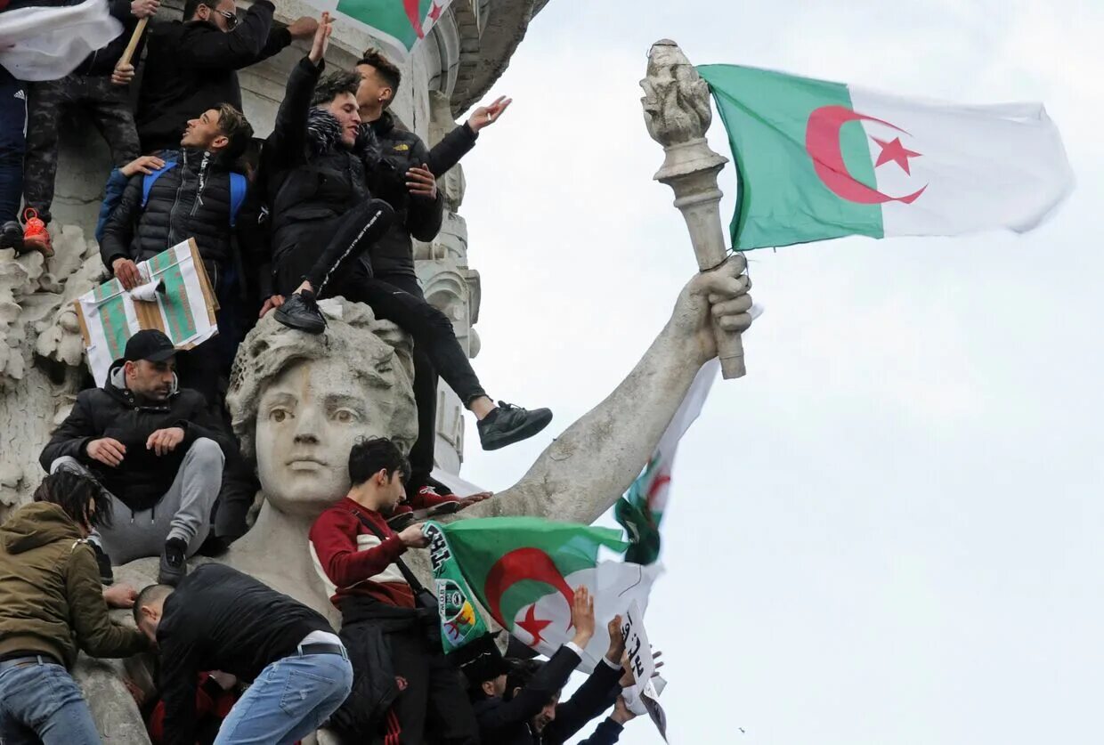 Фронт национального освобождения (Алжир). Фрон национальное освобождение Алжира. Алжир и Франция конфликт. Фронт национального освобождения Алжира Коран. Какого черта на французском