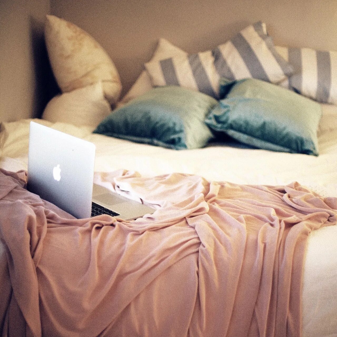 Необычные фотосессия в кровати. Фотосессия в постели. Фотосет в простынях. Девушка с фотоаппаратом на кровати. Красиво сфотографировать в кровати.