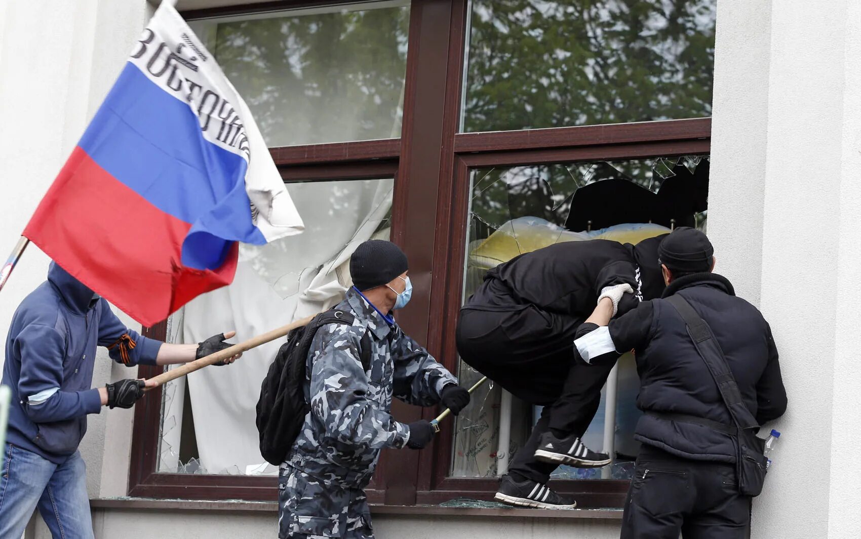 Новости сегодня захват. Захват обладминистрации Луганск. Захват здания администрации Луганска. Штурм Донецкой ОГА 2014.