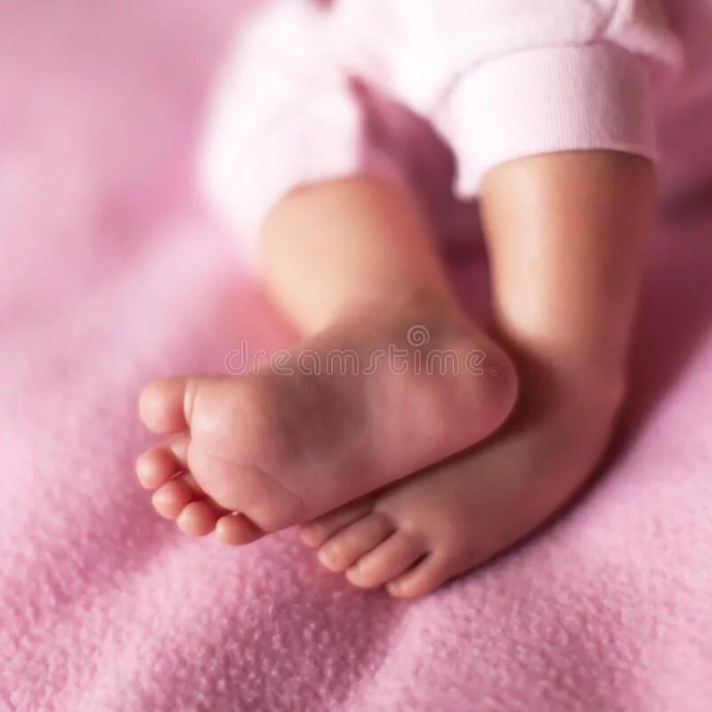 Сладкие ножки ребенка. Маленькие ножки. Сладкие маленькие ножки.
