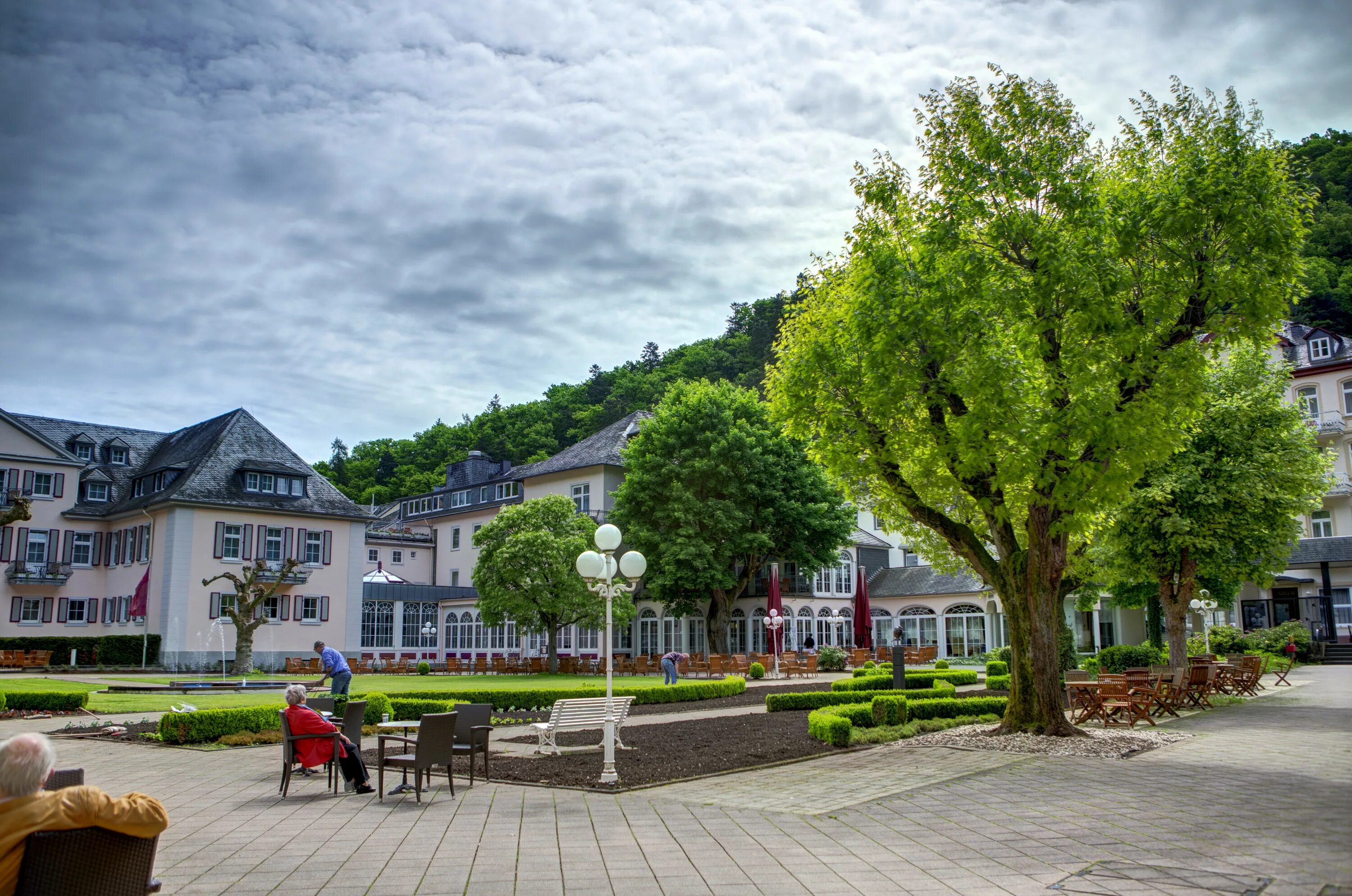 Street trees. БАД Бертрих Германия. Город Остланд Германия. Улица с деревьями. Деревья в городе.