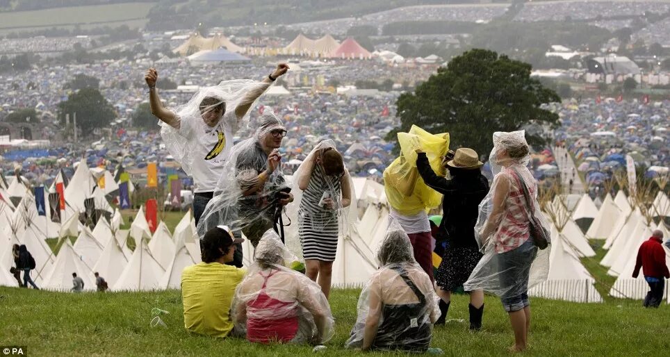 The festival usually 2 place in may. Ницца карнавал цветов 2023. Txt lollapalooza. Карнавал цветов в ницце. День гигантского омлета в сша.