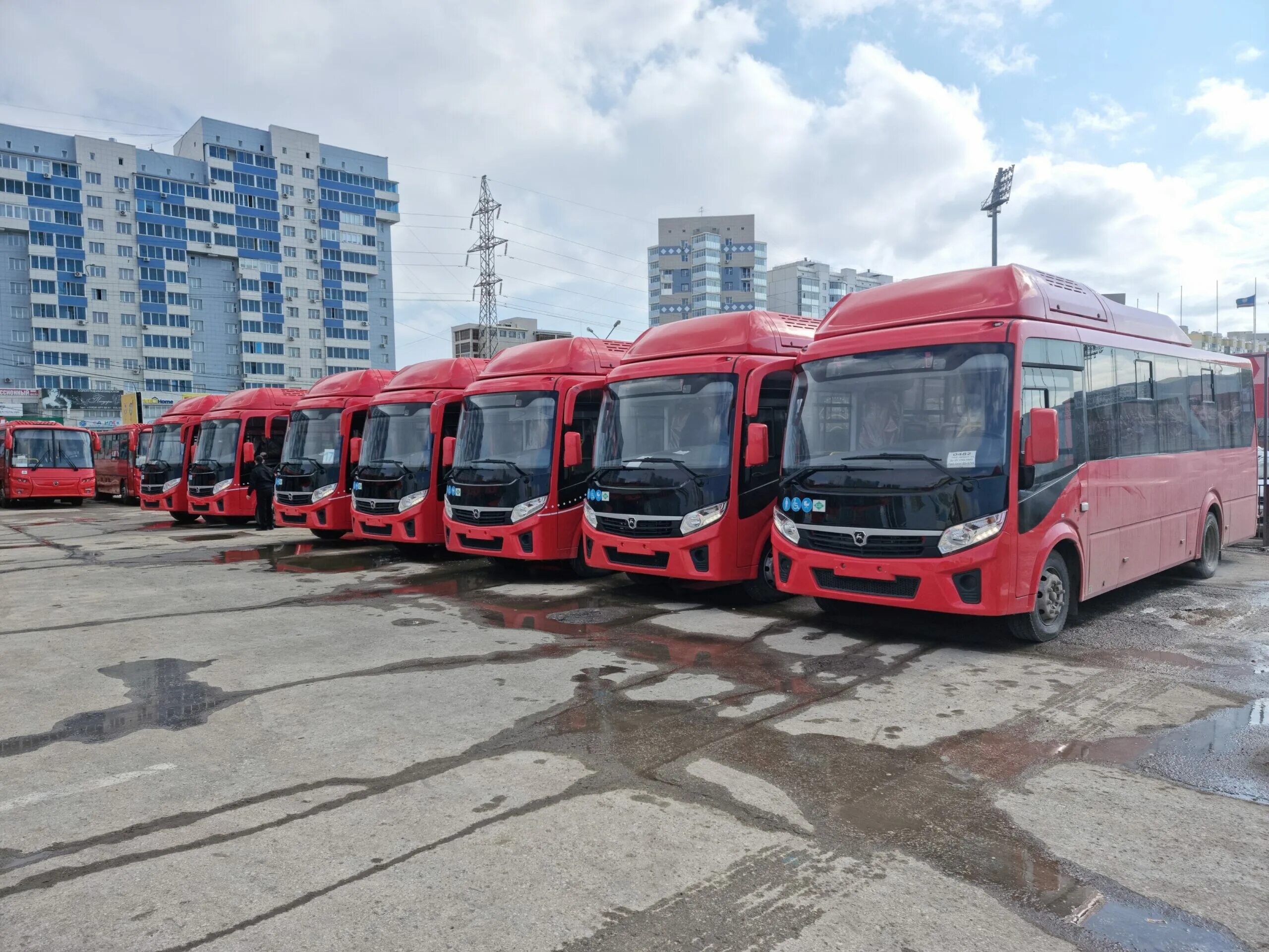 Новые красные автобусы. Автобусы Якутска 100. Красный автобус. Новые автобусы в Якутске.