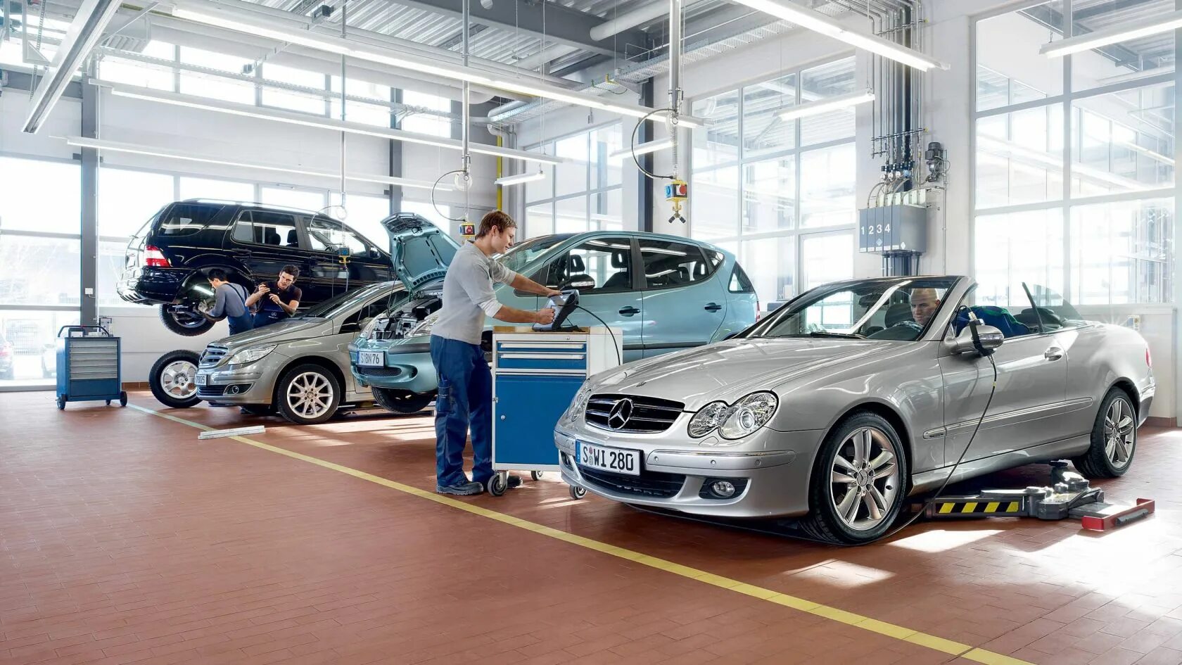 Сервис центр мерседес. Сто мерседес. автосервис mercedes. сервис мерседес бенц. машина в сервисе мерседес.