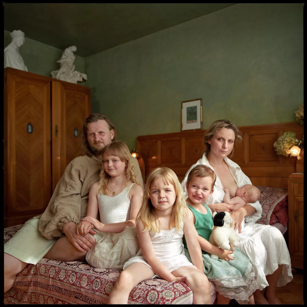 Homemade father daughter. Семейный портрет. Семейный портрет фото. Шведская семья домашнее.