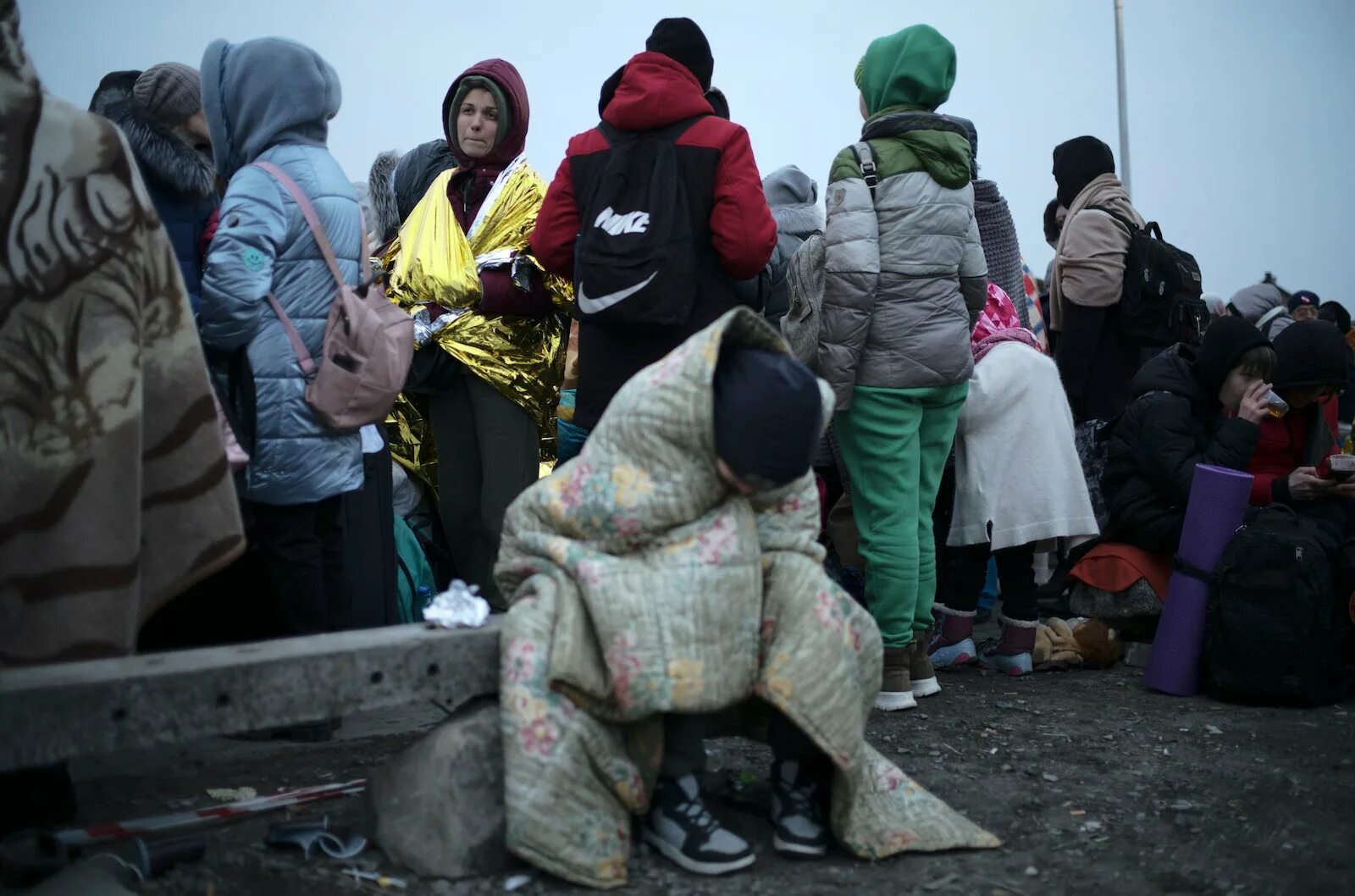 Украинские дети беженцы. Беженцы с украины. беженцы из украины фон.