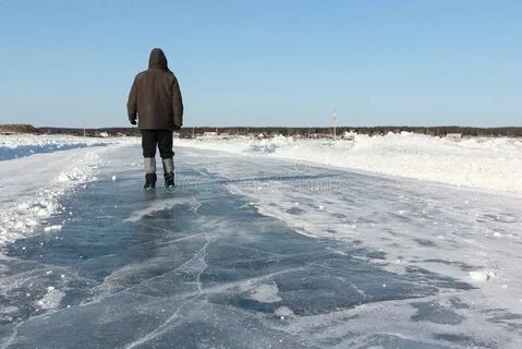 Люди идут по льду