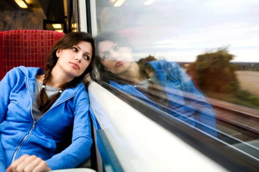 снится девушка уезжает. опоздал на поезд. девушка в трамвае. окно поезда. женщина у окна поезда.
