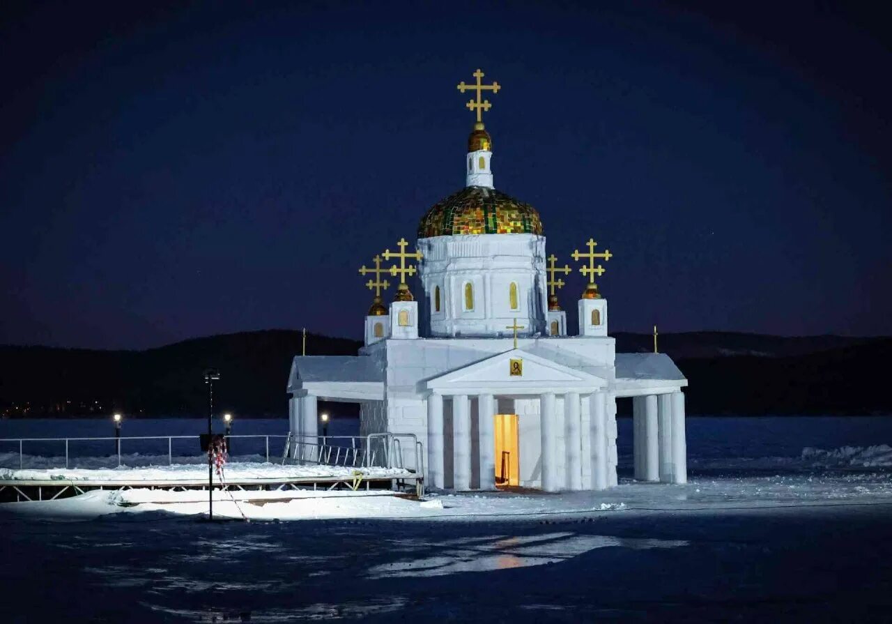 Ледяная часовня. Ледяная часовня в алдане. Купель часовня на озере тургояк. Ледяная часовня на озере тургояк. Ледяная часовня.