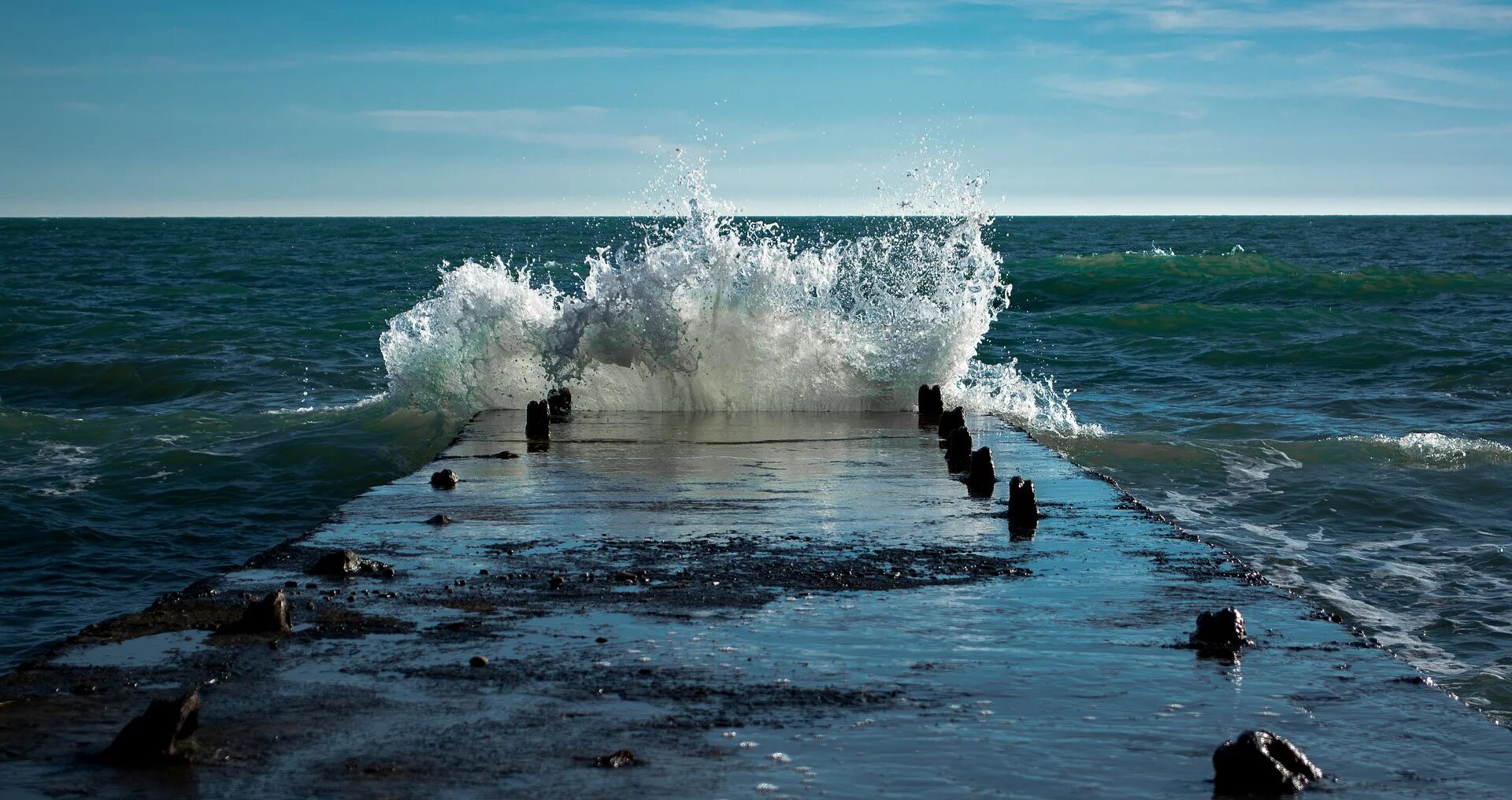 Разбиваются о берег. Балтийское море волнорезы. Море Пристань волны. Море Пирс волны. Волны причал.