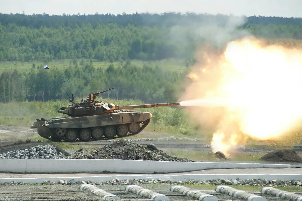Скрежет танков. Танк т90. Танк т-90 выстрел. Танк т 80 стрельба. Летающий танк т-90.