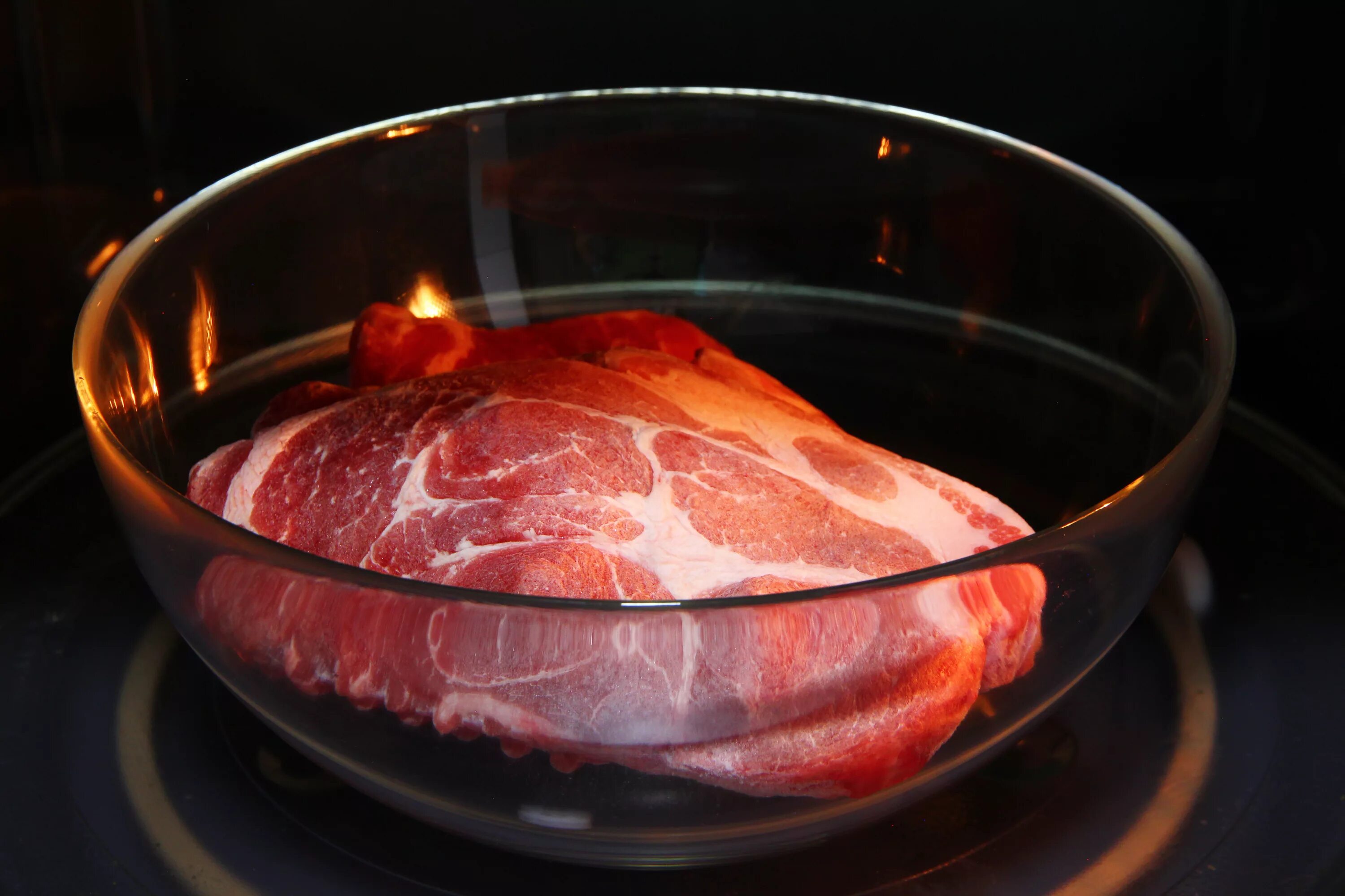 Почему разморозить мясо