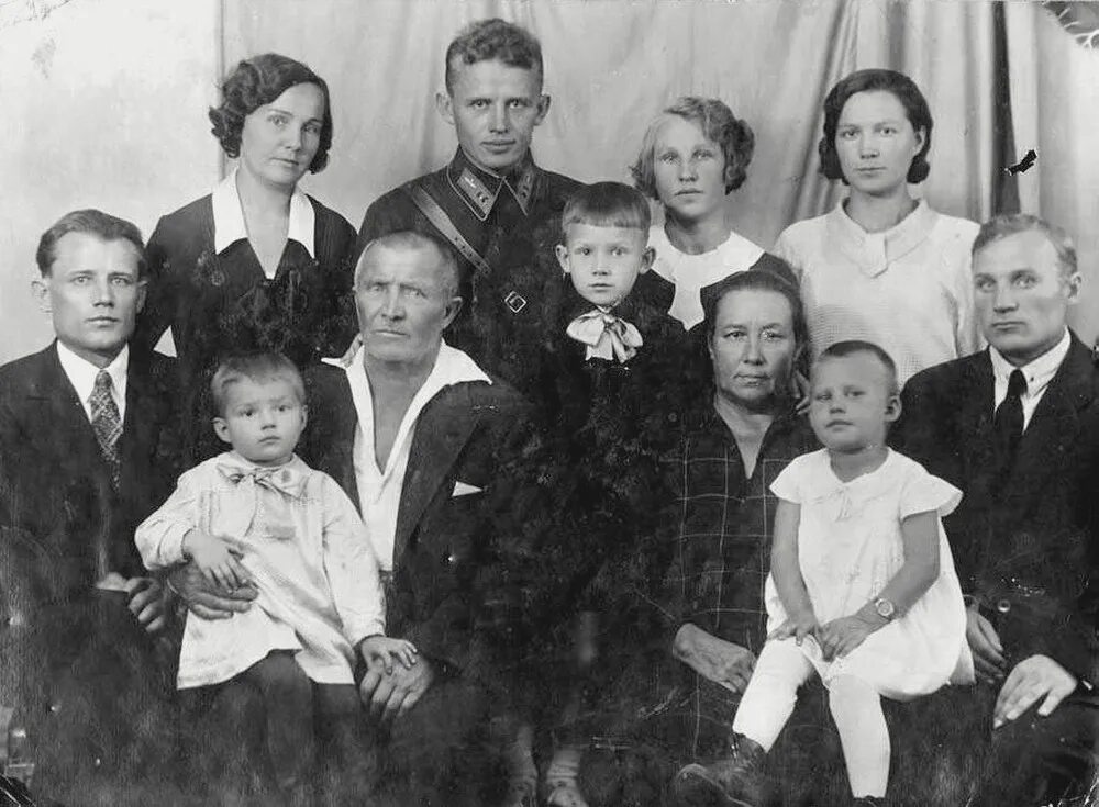 Семьи после войны. Советская семья. Довоенные семьи. Фотографии из семейного альбома. Довоенные семейные фотографии.