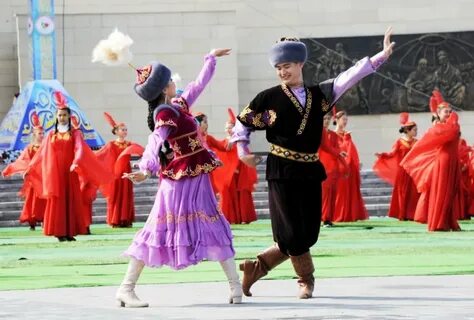 Би билеп жатқан азғын жұп