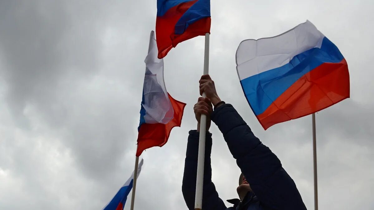 Почему поднимают флаг. Флаг российский. поднятие флага в школе. подъем флага в школе.