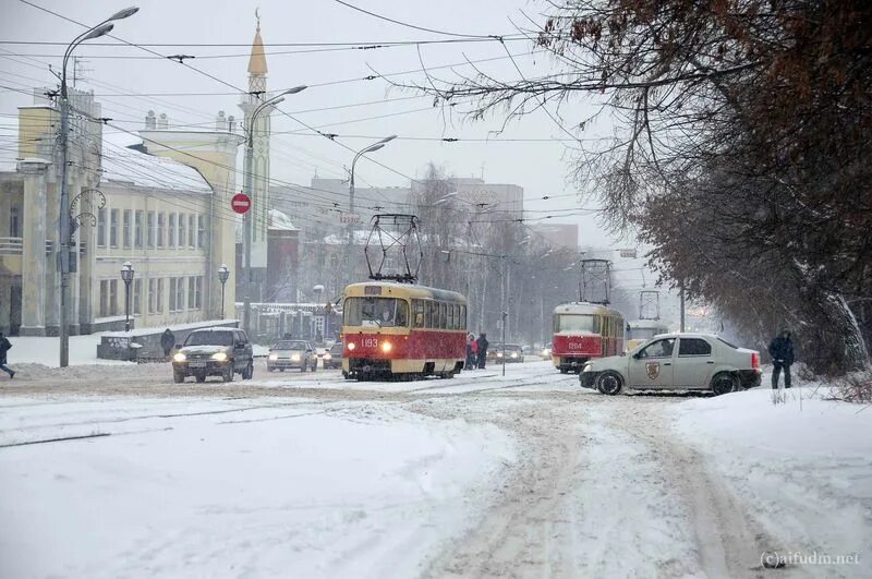 Прогноз ижевск сегодня. Снежный ижевск. снег в ижевске. снегопад в ижевске. снегопад удмуртия ижевск.