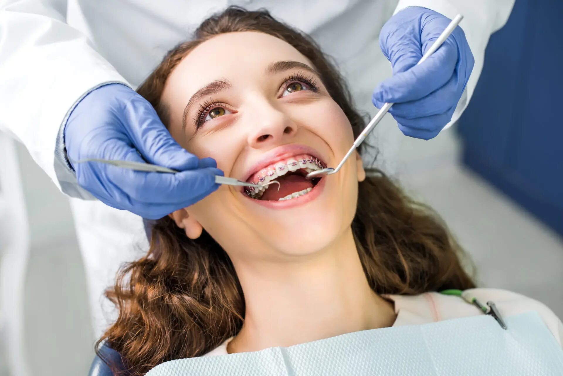 Стоматолог ортодонт. Стоматология брекеты. Ортодонтия в стоматологии. Девушка в брекетах стоматология.