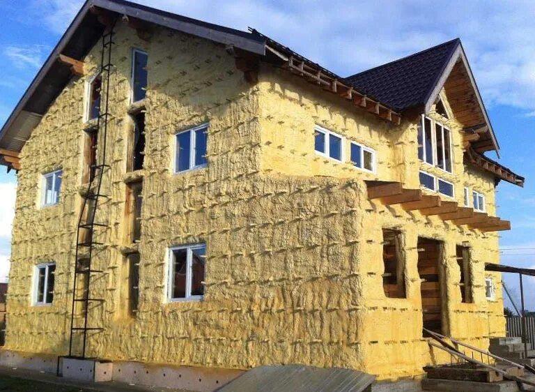 утеплить дом пеной. пенополиуретан напыляемый утеплитель. напыляемая теплоизоляция ппу. теплоизоляция ппу. утеплить дом пеной.