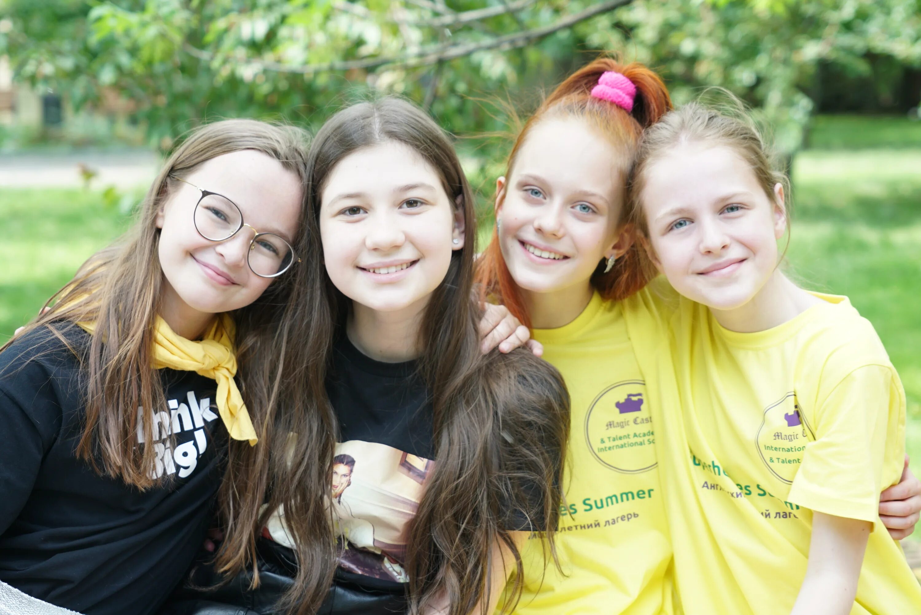 Подростки лето в москве. Девочки 14 лет в лагере. Дети в городском лагере. Девочки 12 лет а лагере. Летний лагерь для детей в Москве.